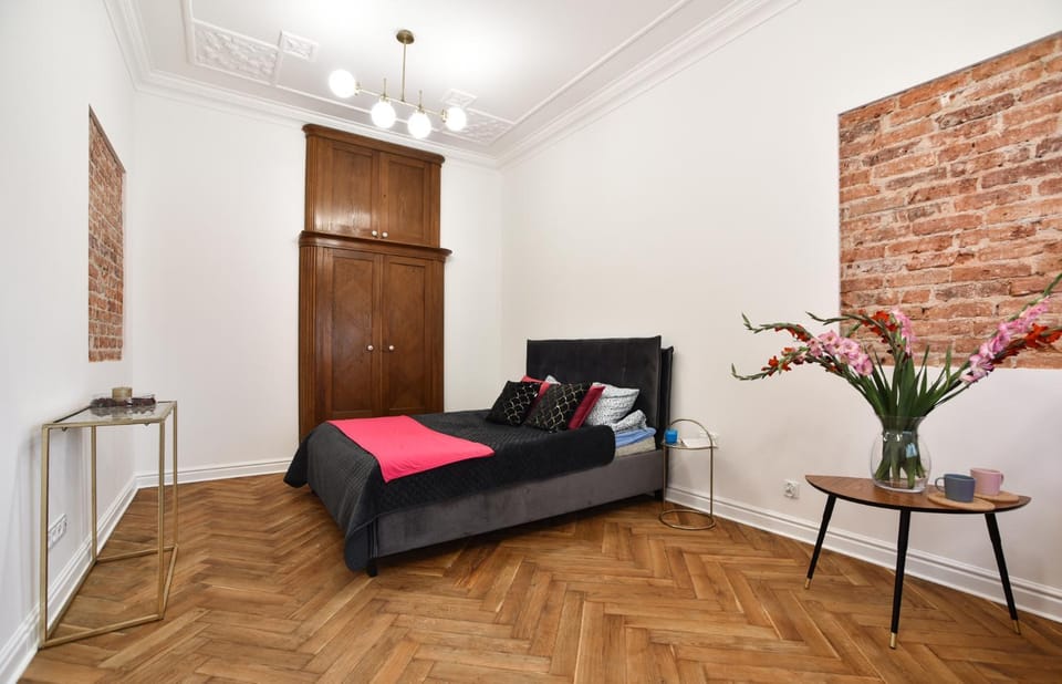 Bed, Photo of the whole room, Seating area, Bedroom