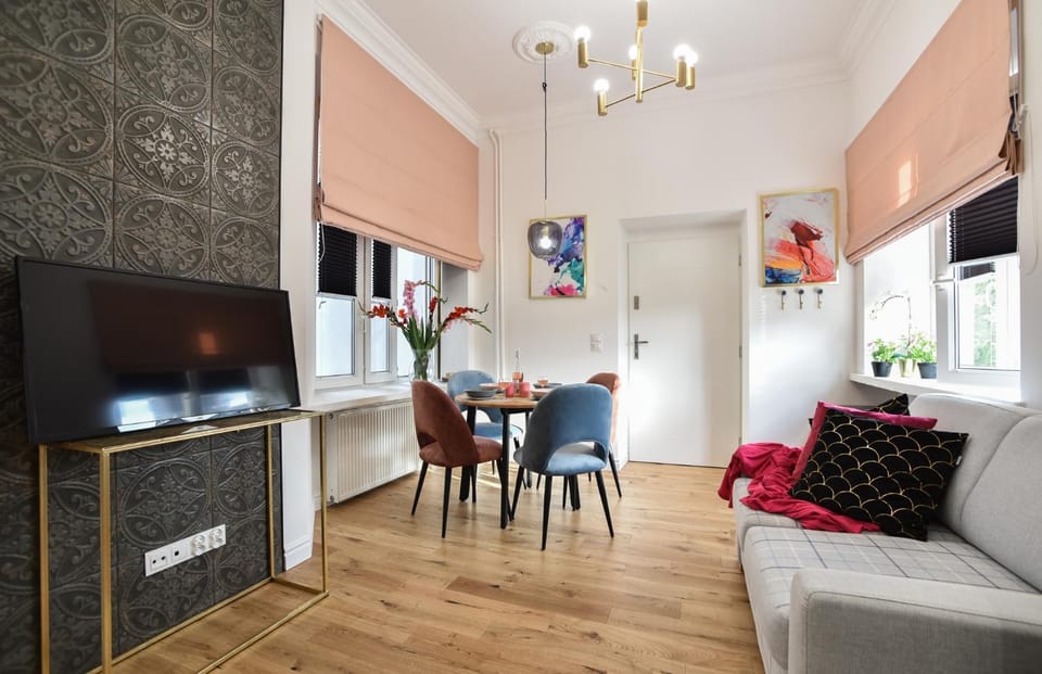 Bed, TV and multimedia, Living room, Seating area, Dining area