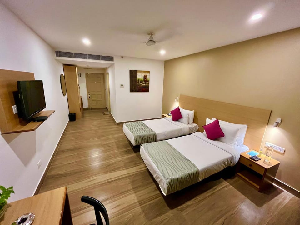 Bed, TV and multimedia, Photo of the whole room, Bedroom, fireplace, air conditioner
