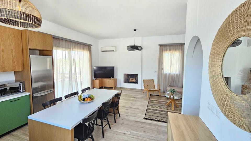 TV and multimedia, Decorative detail, Decorative detail, Seating area, Dining area, fireplace, kitchen, kitchen
