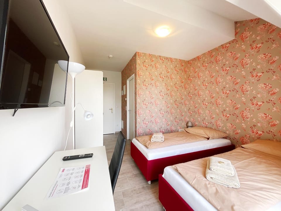 Bed, TV and multimedia, Seating area, Bedroom