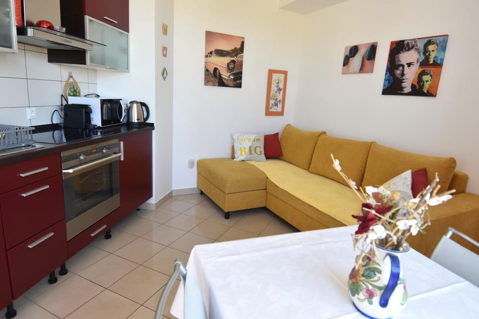 Kitchen or kitchenette, Living room, pet friendly
