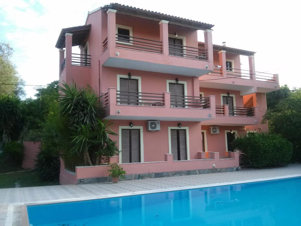 Day, Swimming pool