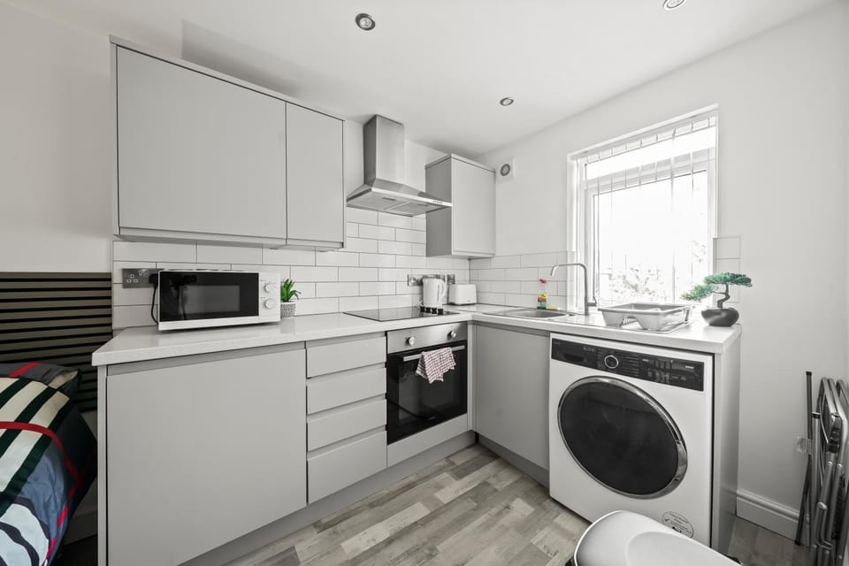 10min to City - FREE Parking - Private Studio - Contractor Friendly Apartment in Manchester