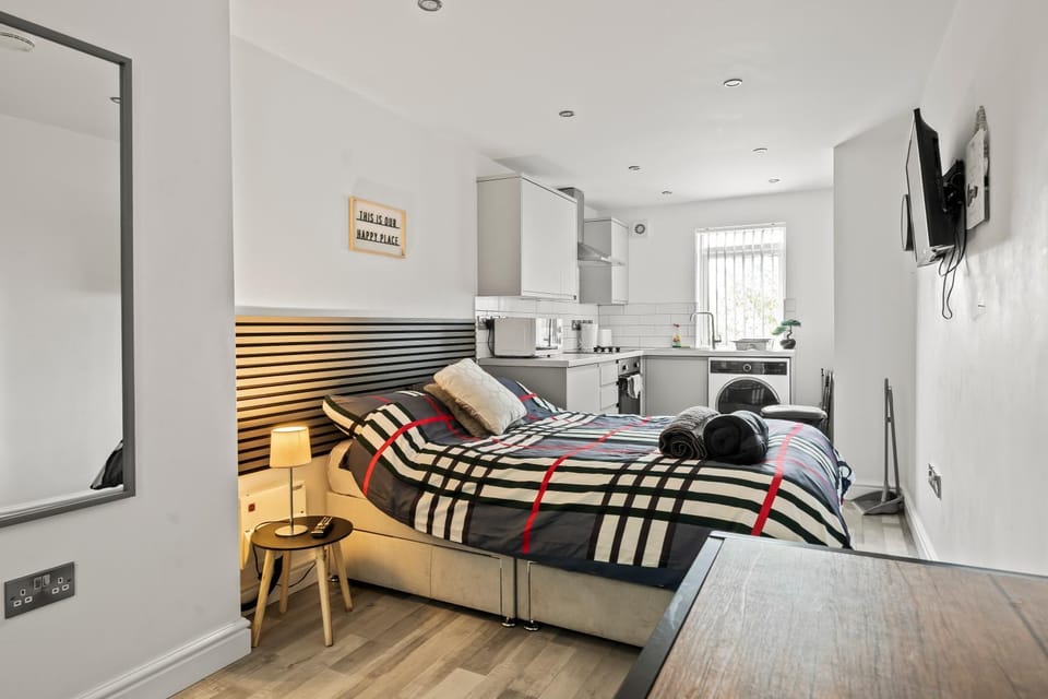 10min to City - FREE Parking - Private Studio - Contractor Friendly Apartment in Manchester