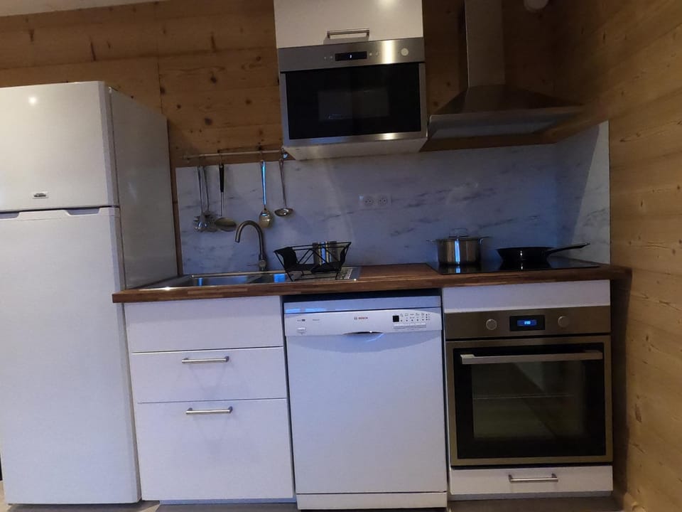 Kitchen or kitchenette, Communal kitchen