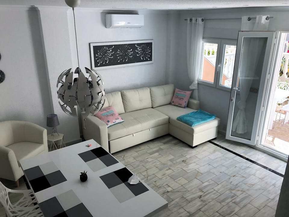 TV and multimedia, Living room, Seating area, air conditioner