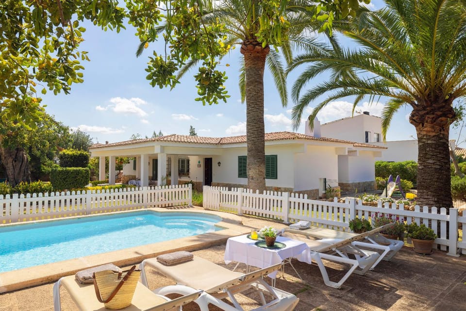 Ideal house for two families with pool and barbecue House in Raiguer