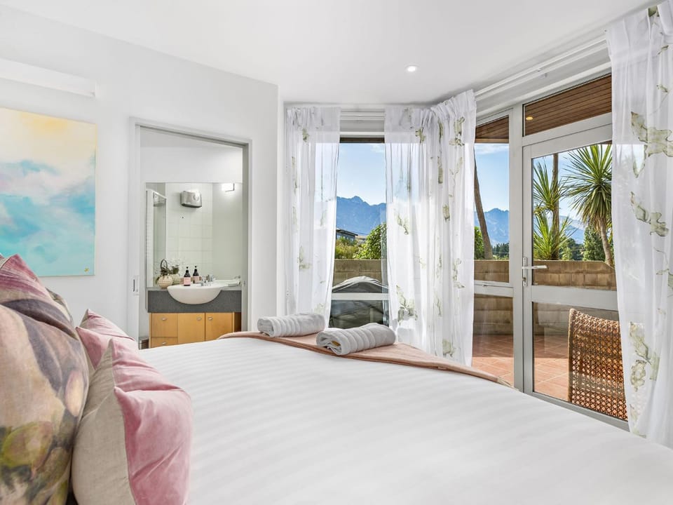 Bed, Bedroom, Mountain view