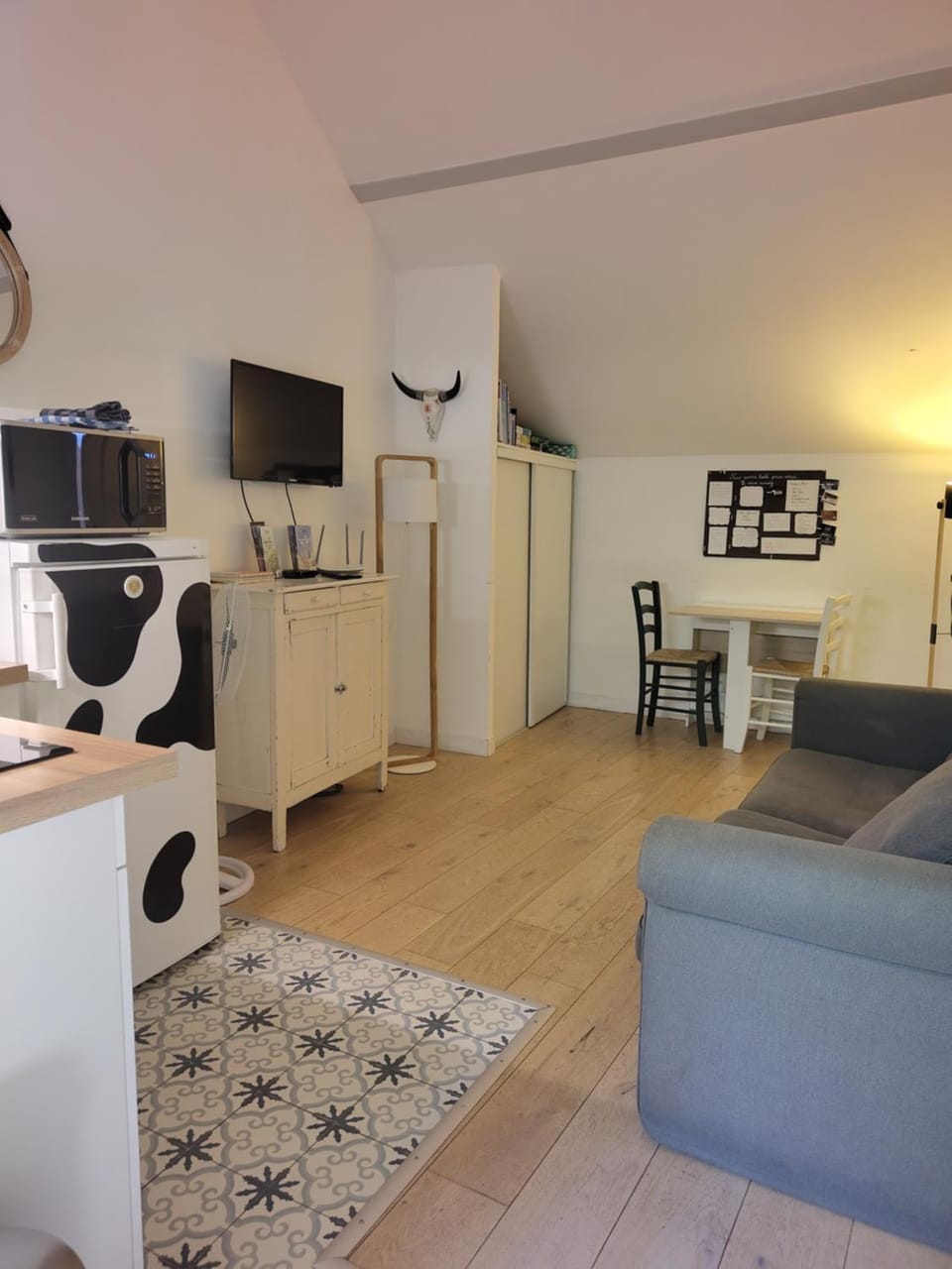 TV and multimedia, Living room, Seating area, Dining area