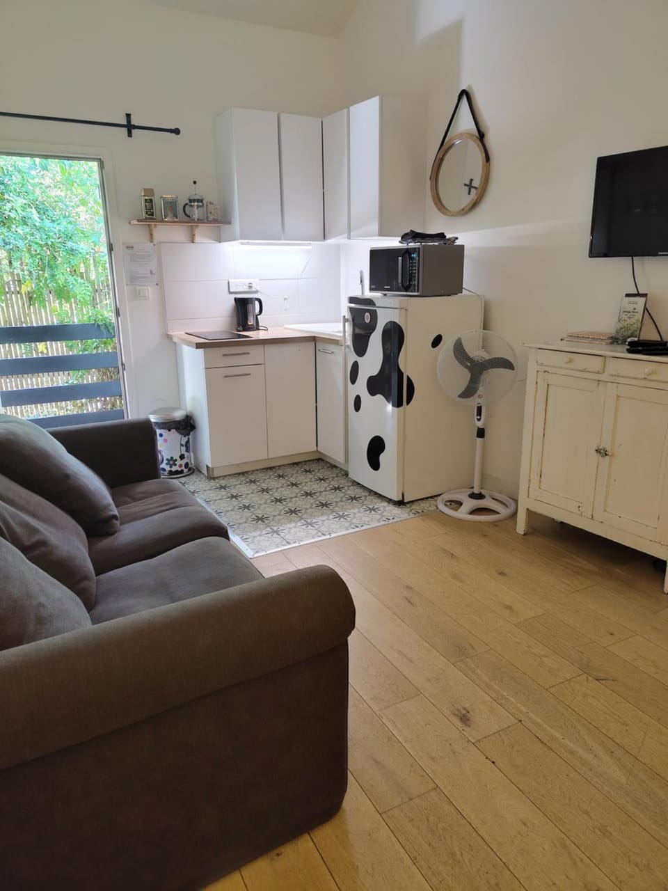 TV and multimedia, Kitchen or kitchenette, Living room, stove, toaster