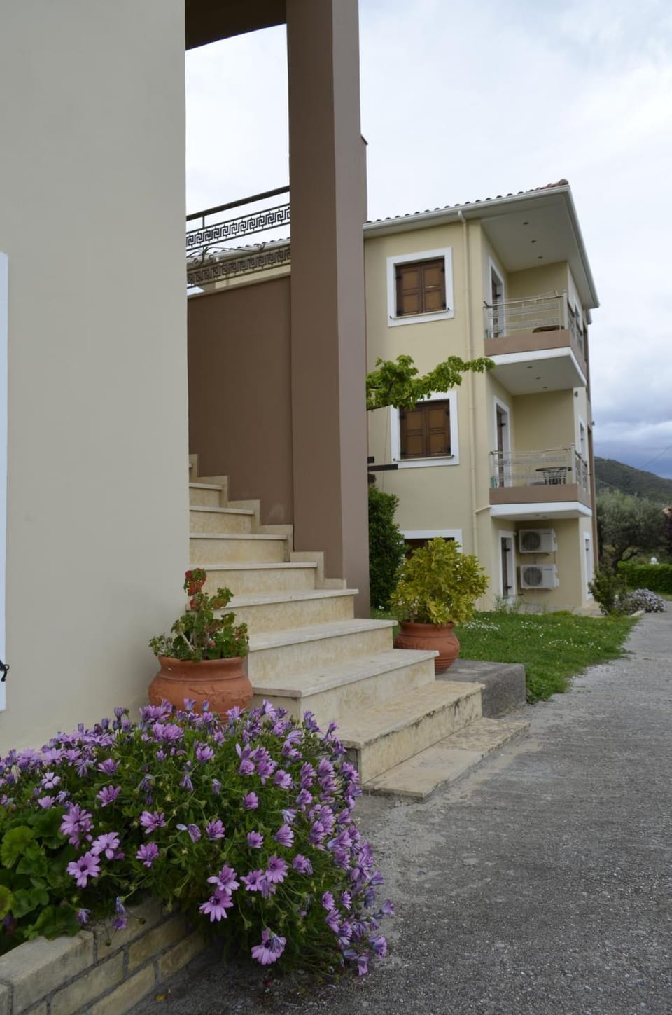 Property building, Facade/entrance, Garden