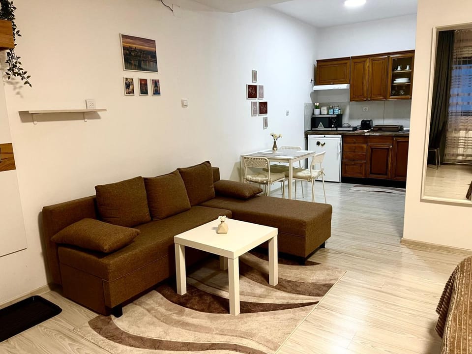 Kitchen or kitchenette, Seating area, Dining area