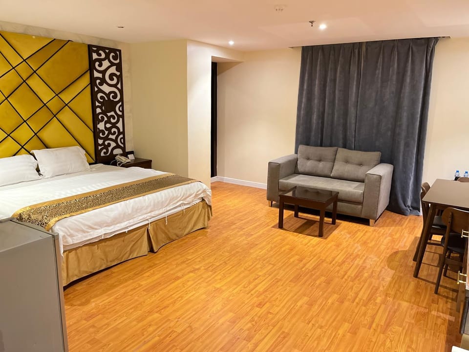 Bed, Seating area