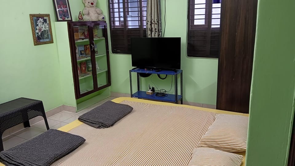 Bed, TV and multimedia, Living room, Photo of the whole room, Seating area, Evening entertainment, Bedroom
