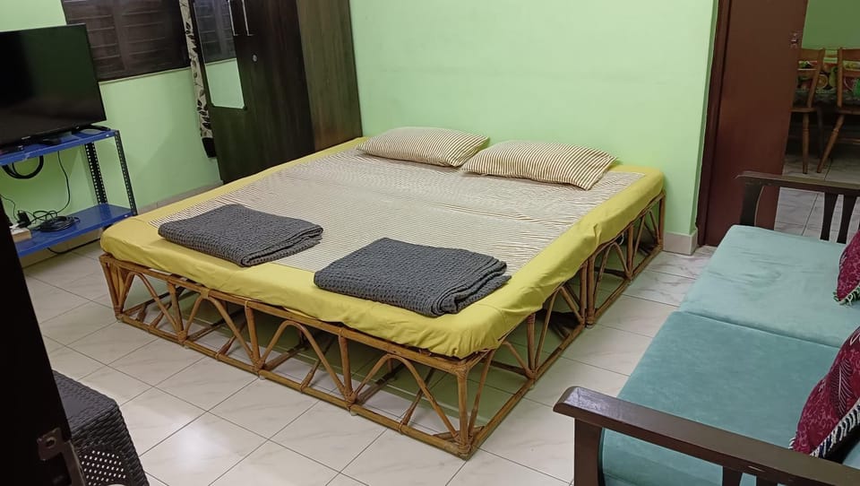 Bed, TV and multimedia, Living room, Photo of the whole room, Seating area, Bedroom