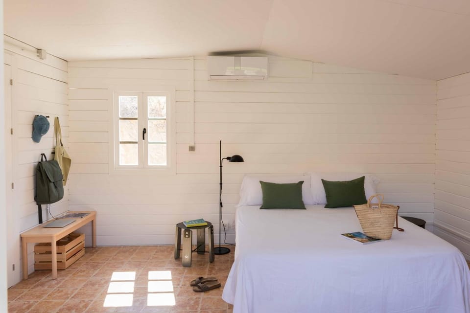 Bed, Photo of the whole room, air conditioner