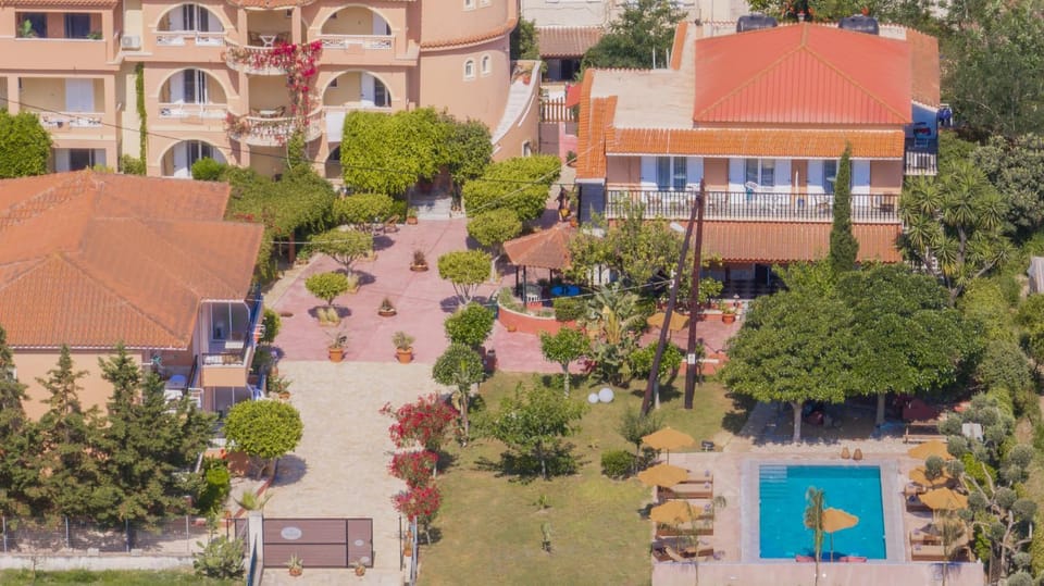 Property building, Bird's eye view, Garden, Swimming pool, sunbed