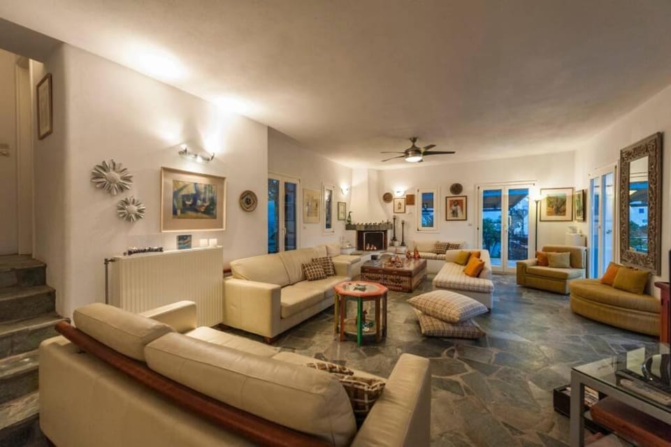 Pure White Seven-Bedroom Villa - 4,736 sq ft or 440sqm - sleeps up to 16 Villa in Paros, Greece