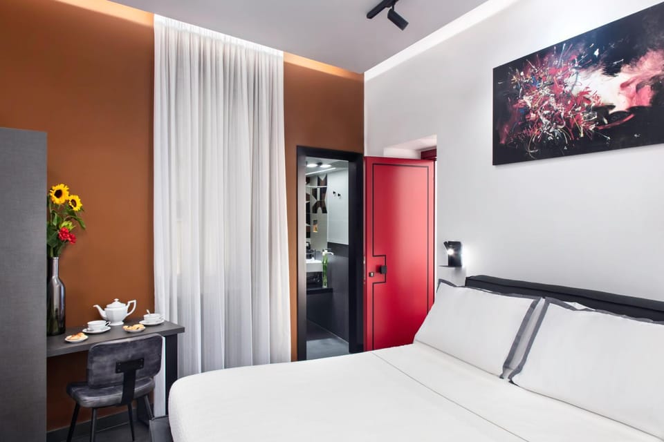 Bed, TV and multimedia, Photo of the whole room, Bedroom