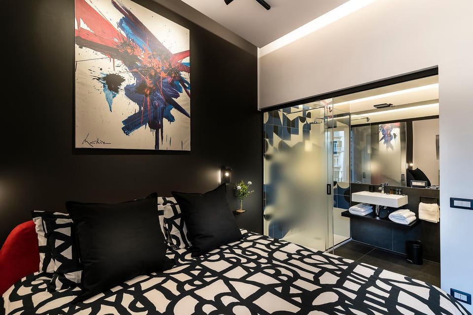 Bathroom, View (from property/room), Photo of the whole room, Decorative detail, Bedroom, City view, Italian breakfast, Alcoholic drinks