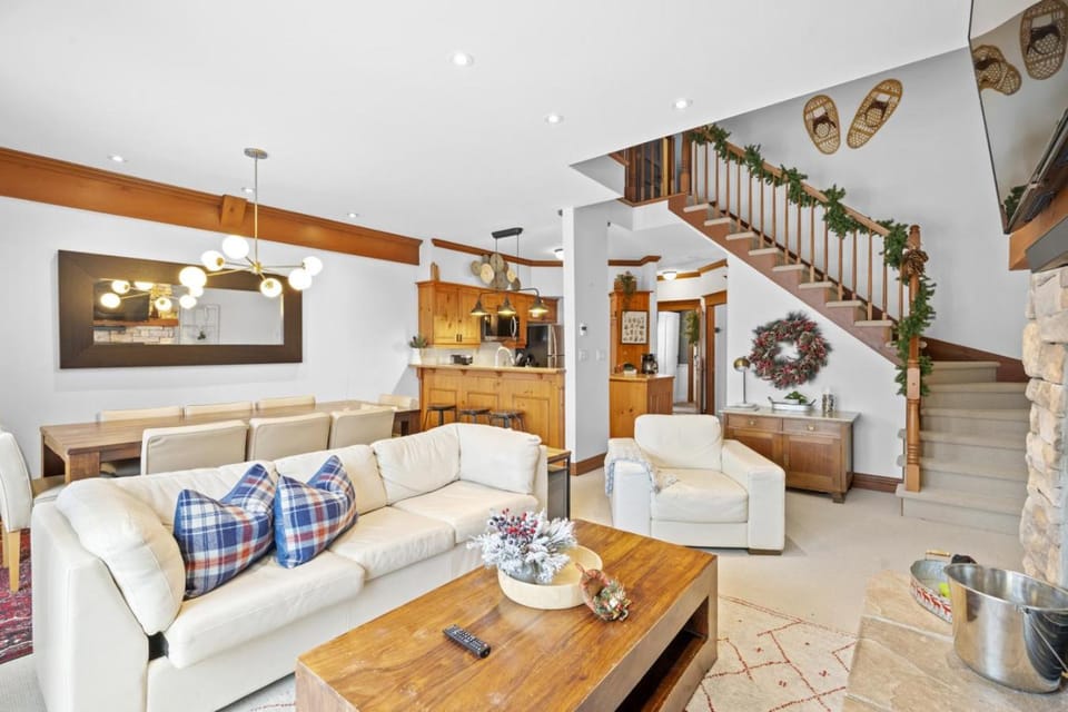 Le Plateau Ski Inout W 3bdrs W Pool Access House in Mont-Tremblant