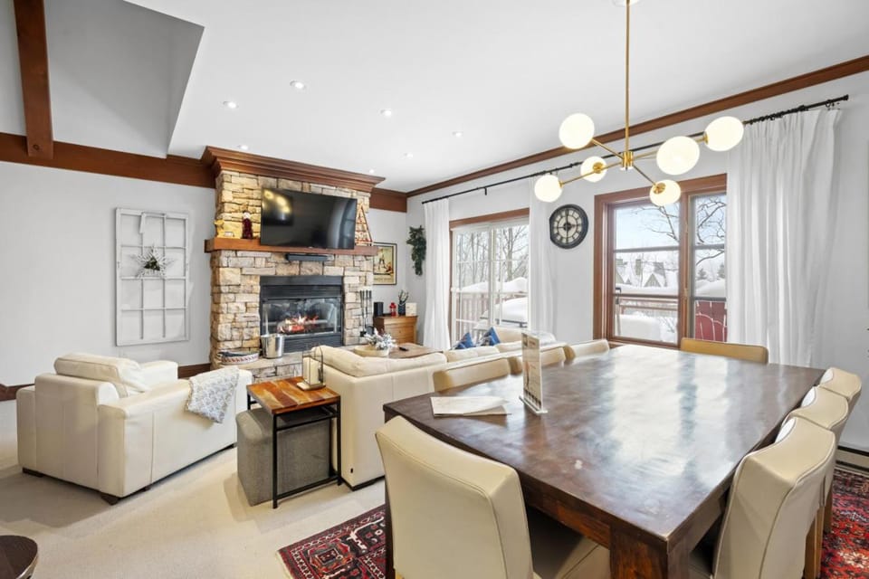 Le Plateau Ski Inout W 3bdrs W Pool Access House in Mont-Tremblant