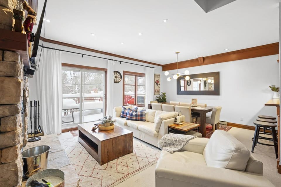Le Plateau Ski Inout W 3bdrs W Pool Access House in Mont-Tremblant