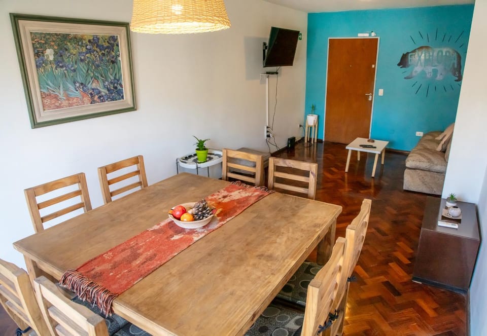 TV and multimedia, Living room, Dining area, Food