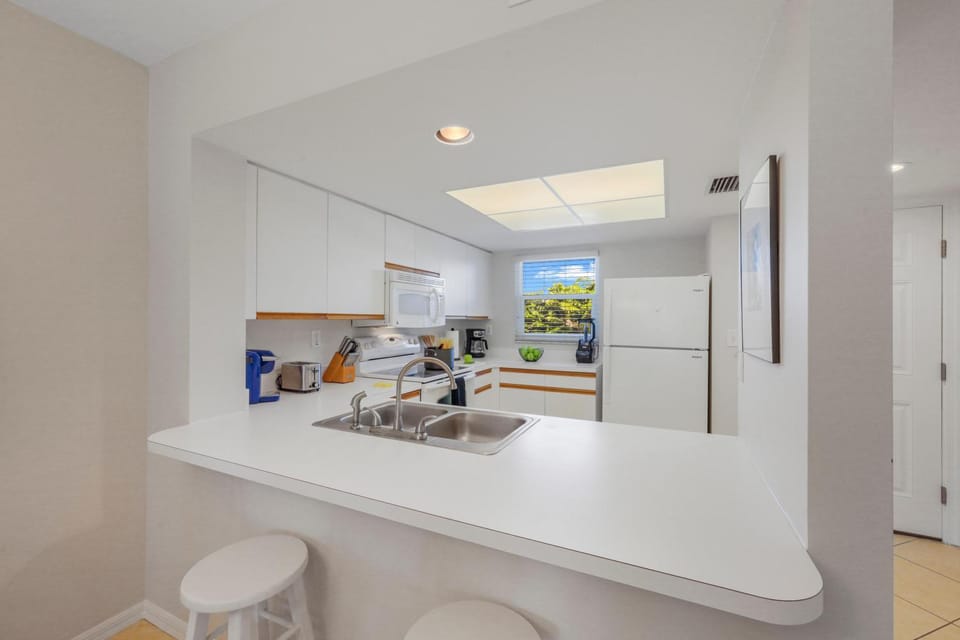 Alluring condo with pool, tennis and steps to beach House in Marco Island