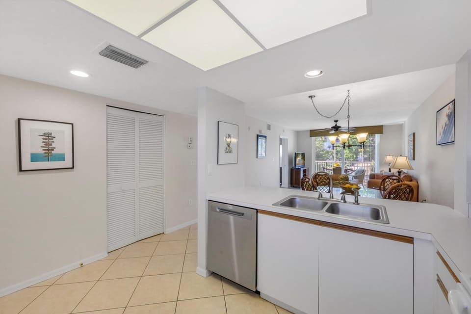 Alluring condo with pool, tennis and steps to beach House in Marco Island
