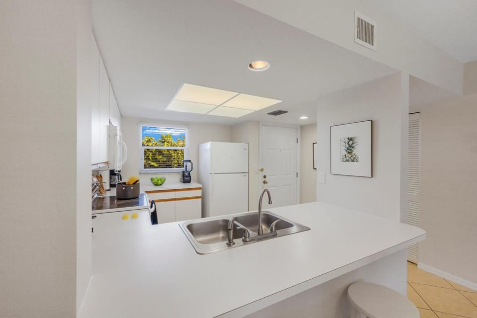 Alluring condo with pool, tennis and steps to beach House in Marco Island