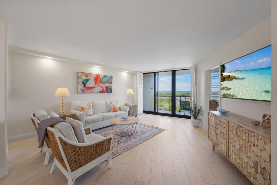 Attractive beachfront condo with pool, tennis and gym House in Marco Island
