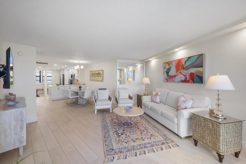 Attractive beachfront condo with pool, tennis and gym House in Marco Island