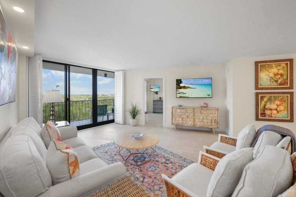 Attractive beachfront condo with pool, tennis and gym House in Marco Island