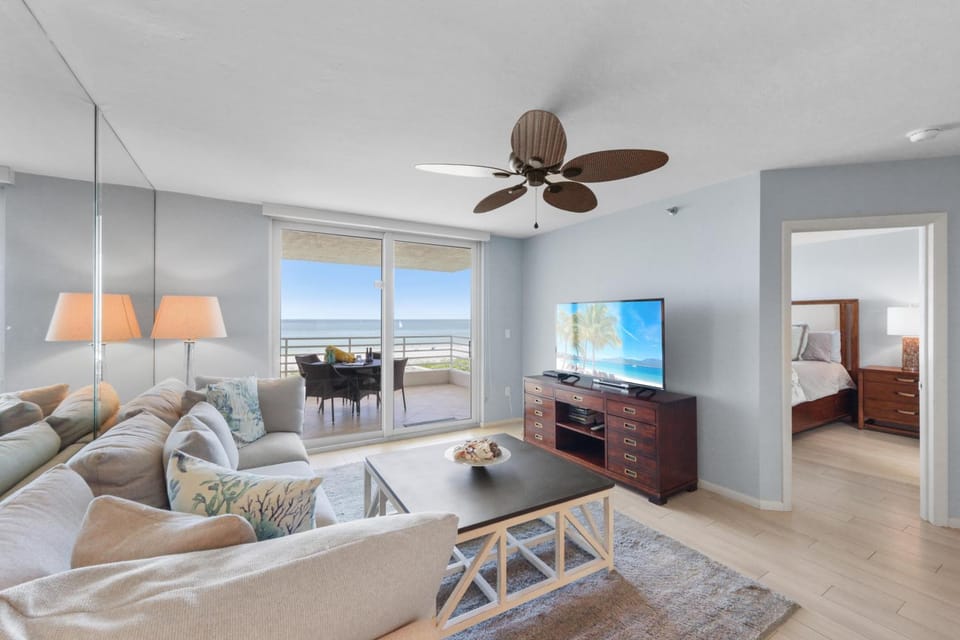 Beachfront condo with pools, tennis courts and gym House in Marco Island
