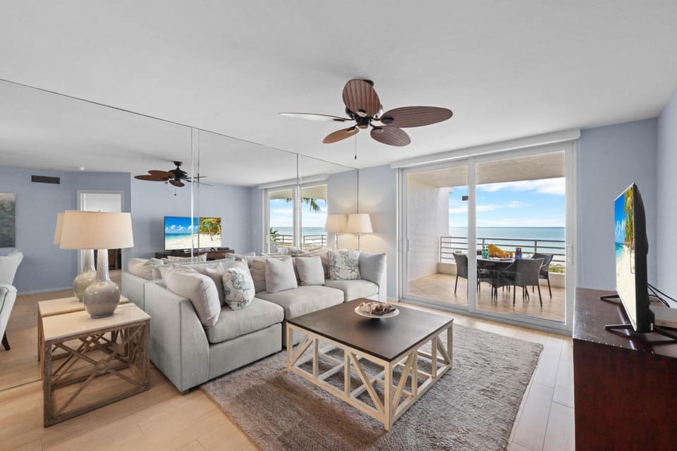 Beachfront condo with pools, tennis courts and gym House in Marco Island