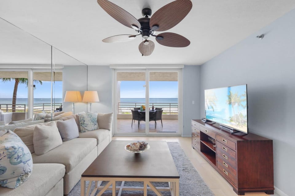 Beachfront condo with pools, tennis courts and gym House in Marco Island