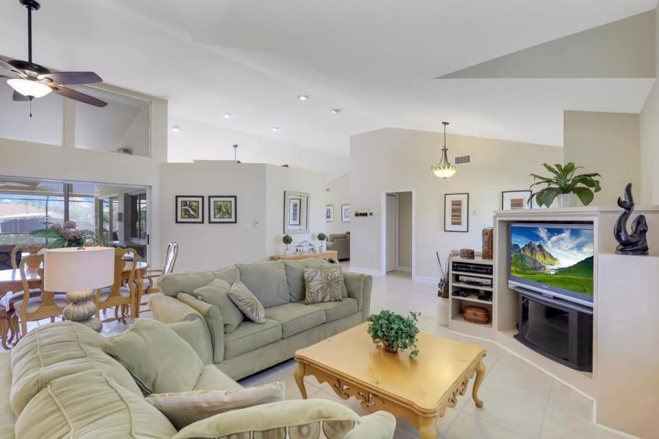 Southern exposure waterfront home with pool and dock House in Marco Island