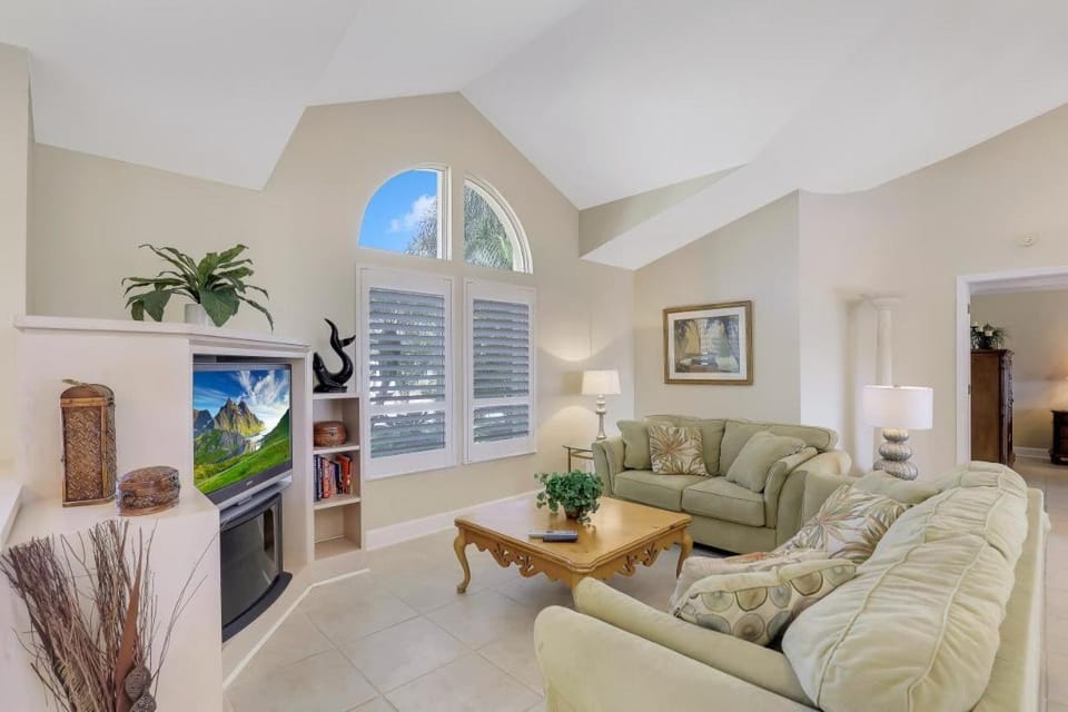 Southern exposure waterfront home with pool and dock House in Marco Island