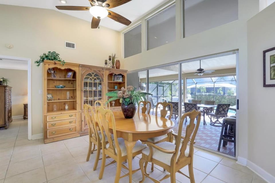 Southern exposure waterfront home with pool and dock House in Marco Island