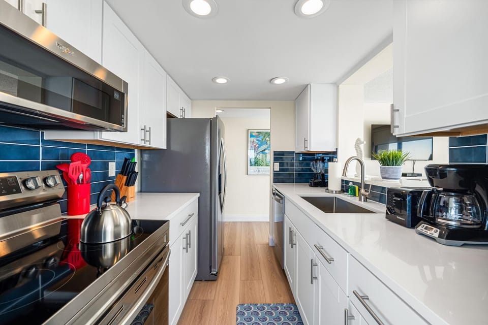Coffee/tea facilities, Kitchen or kitchenette, dishwasher, oven, stove