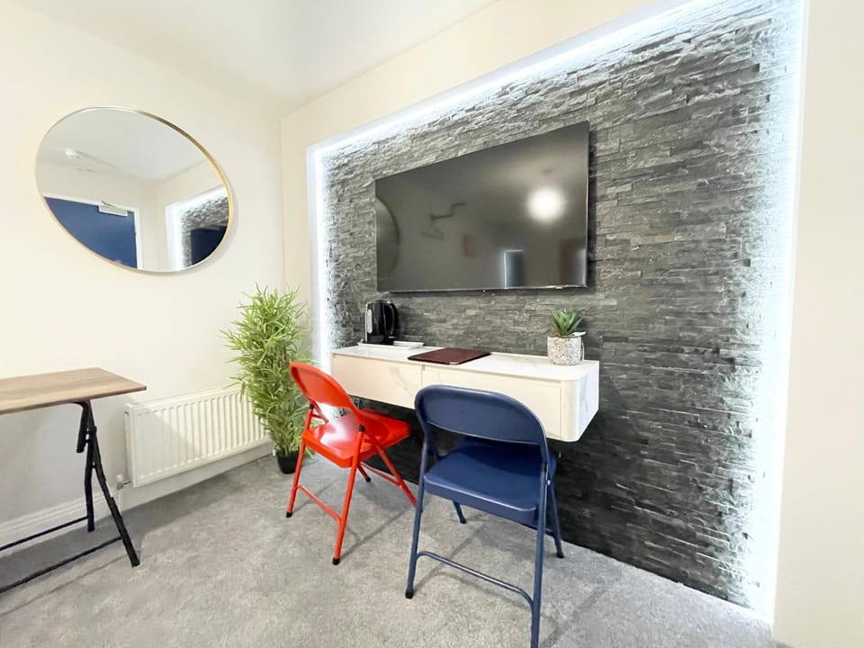 Cloud9 Guest House - by Coastline Retreats - Newly Renovated, Beautiful Ensuite Rooms Near Seafront in Town Centre, Netflix, SuperFast WiFi, Communal Kitchen Bed and Breakfast in Bournemouth
