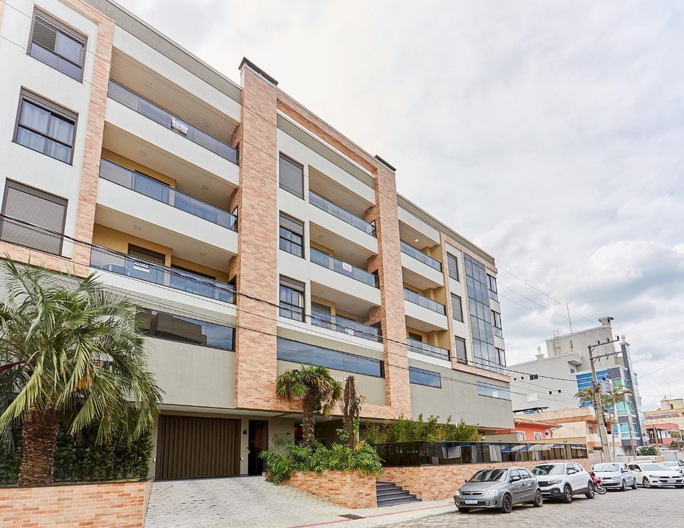 1087 Apartamento novo bem localizado com 2 Dormitórios e 2 vagas de garagem Apartment in Bombinhas