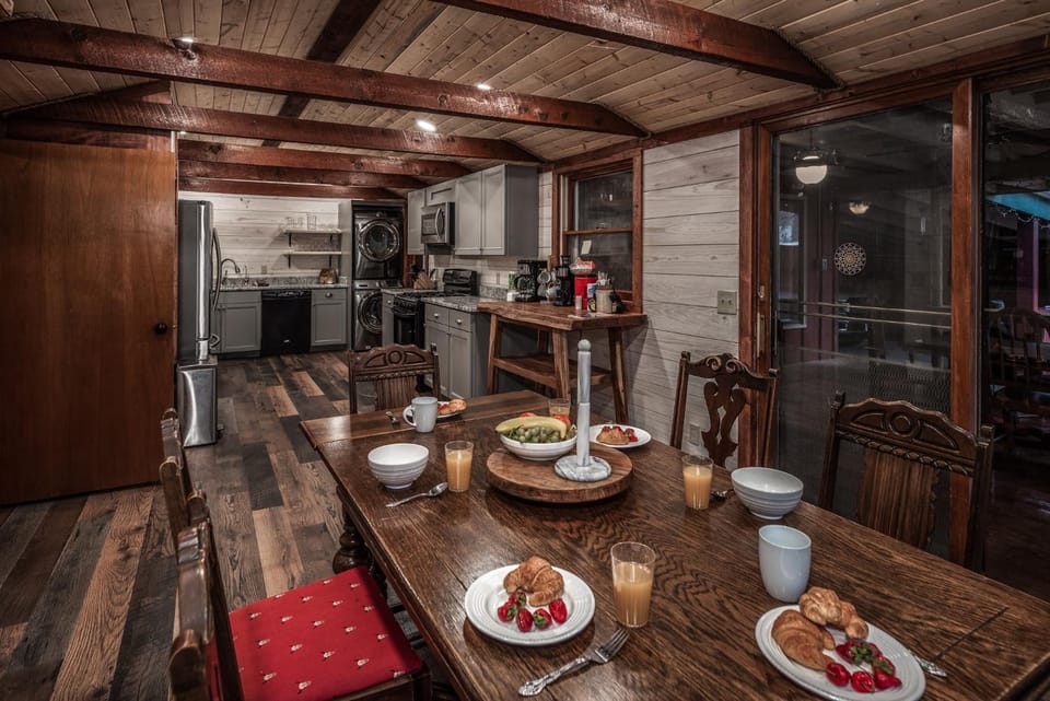 Coffee/tea facilities, Kitchen or kitchenette, Dining area, River view