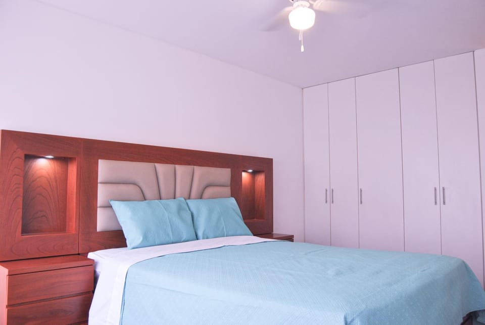Bed, Photo of the whole room, Bedroom, fireplace, wardrobe
