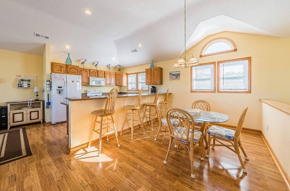 Catching Rays - Corolla, Ocean Sands, 525 Yds to Beach, Pool, Hot Tub, Pool Table, Fireplace, Flex Stays House in Corolla
