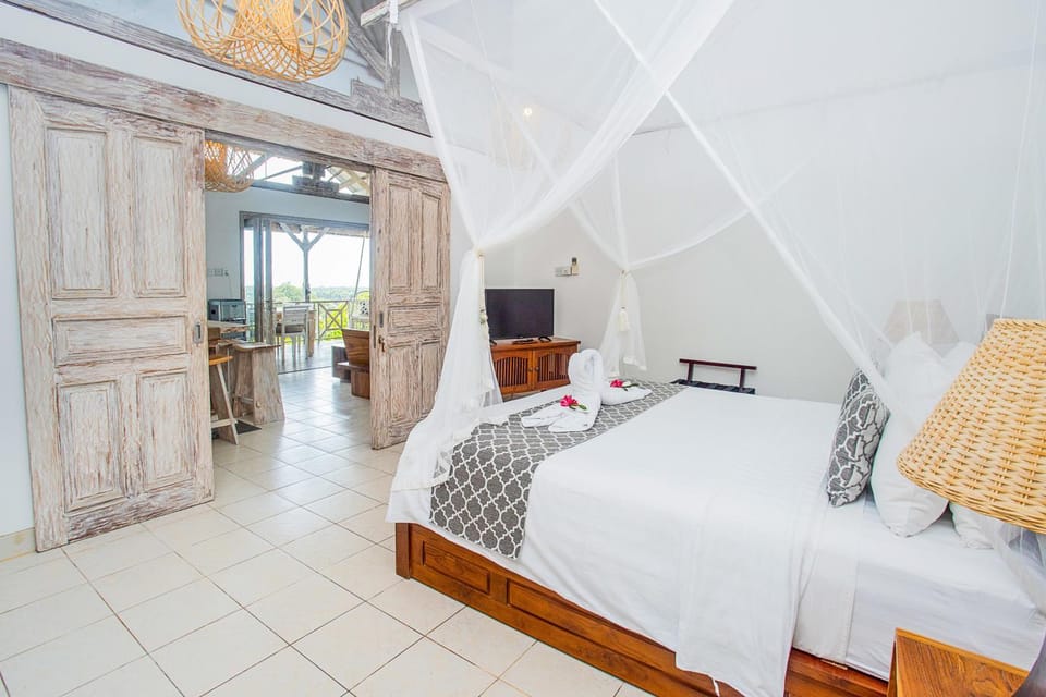 Bed, TV and multimedia, Bedroom