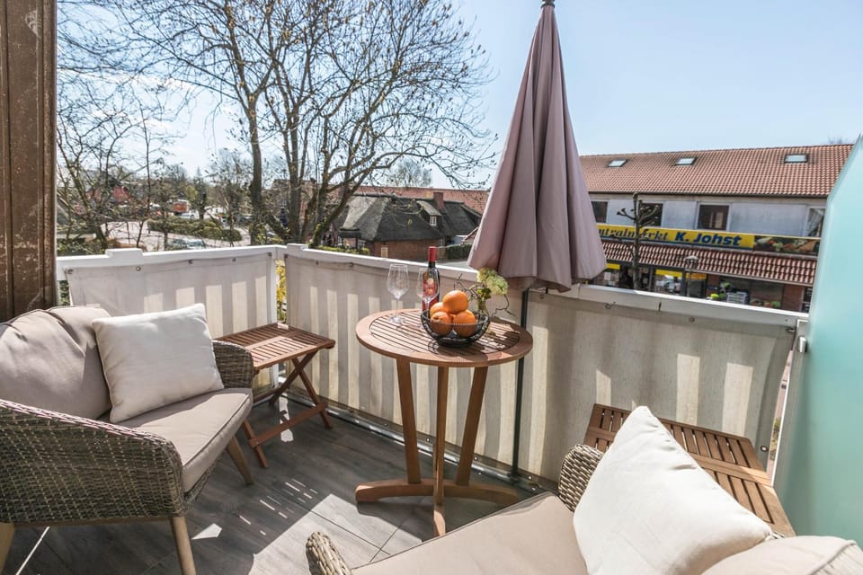 Property building, Balcony/Terrace, Living room
