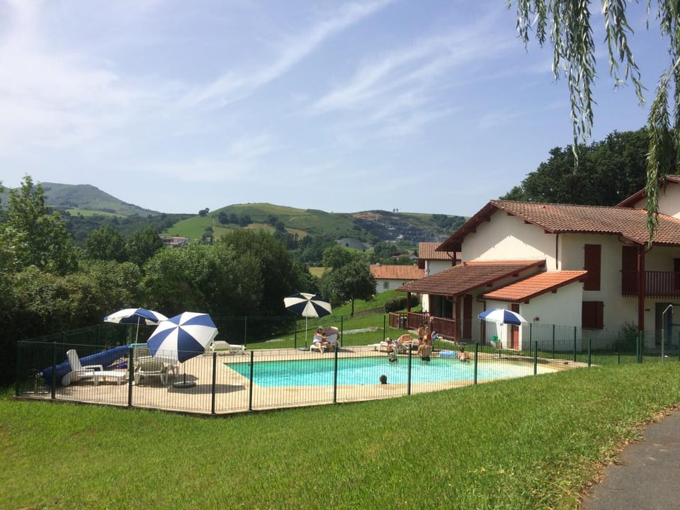 T3 proche d'Espelette dans domaine avec piscine Apartment in Espelette